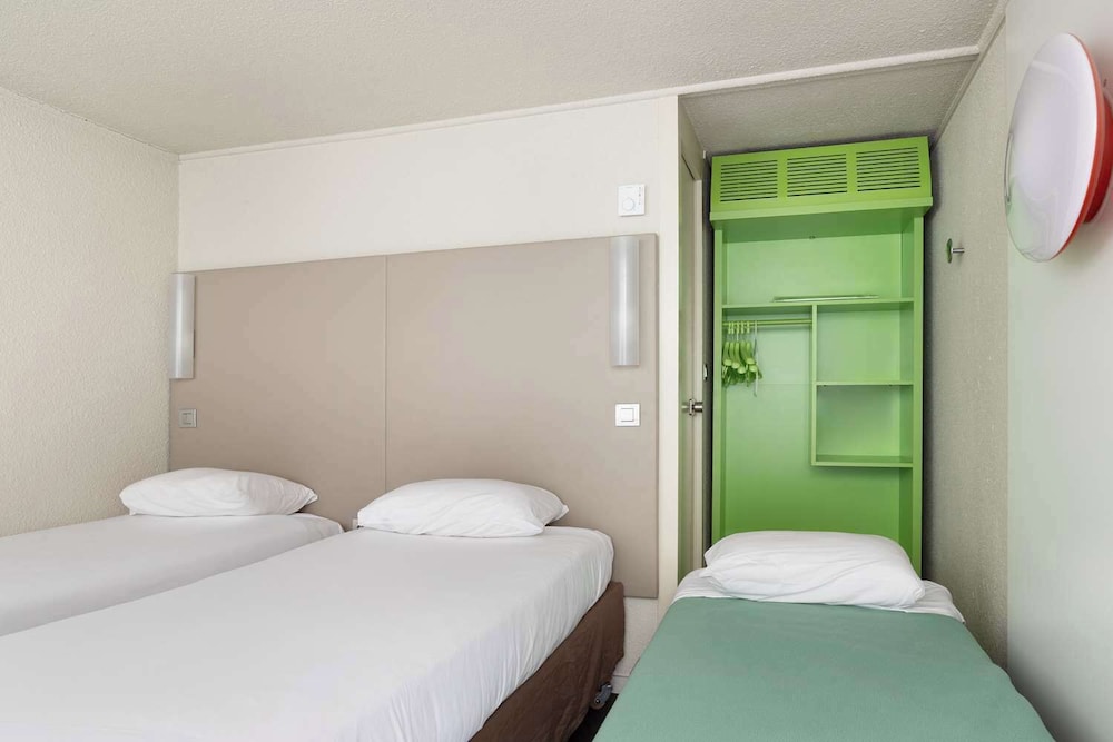 Standard Twin Room, 3 Twin Beds - Photo 1