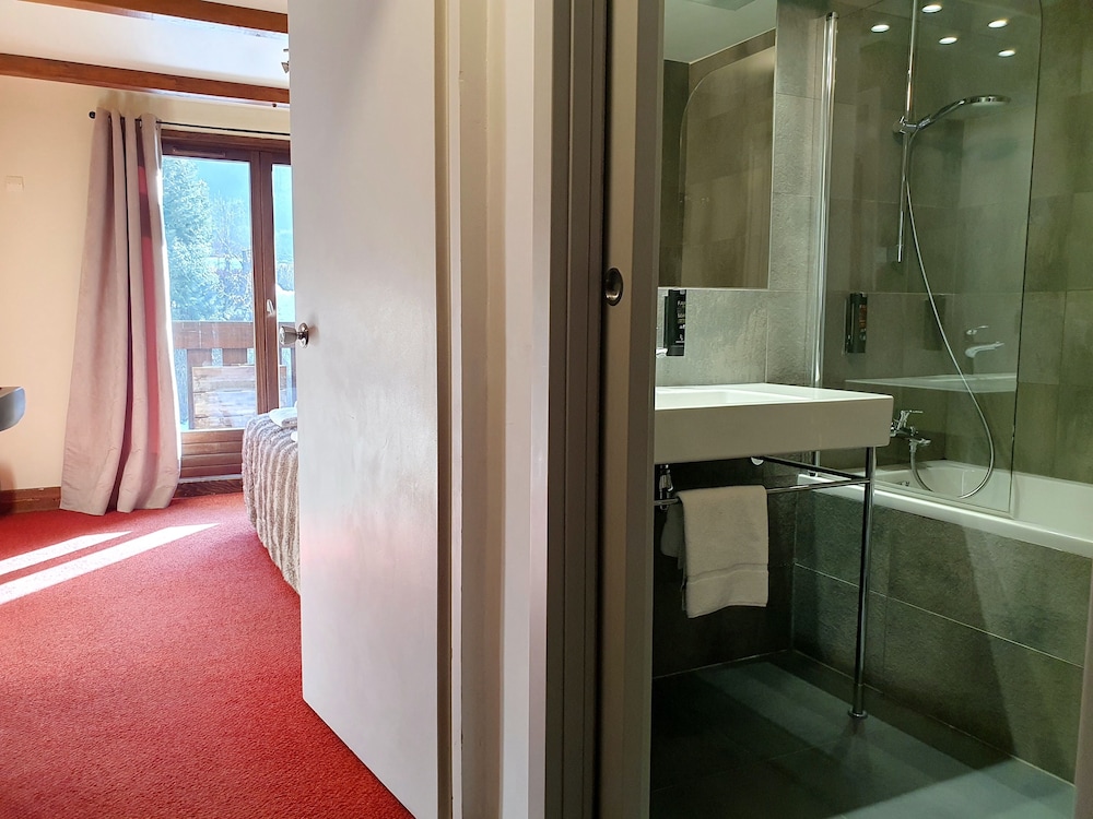Double Room with Balcony Mont Blanc side photo 2