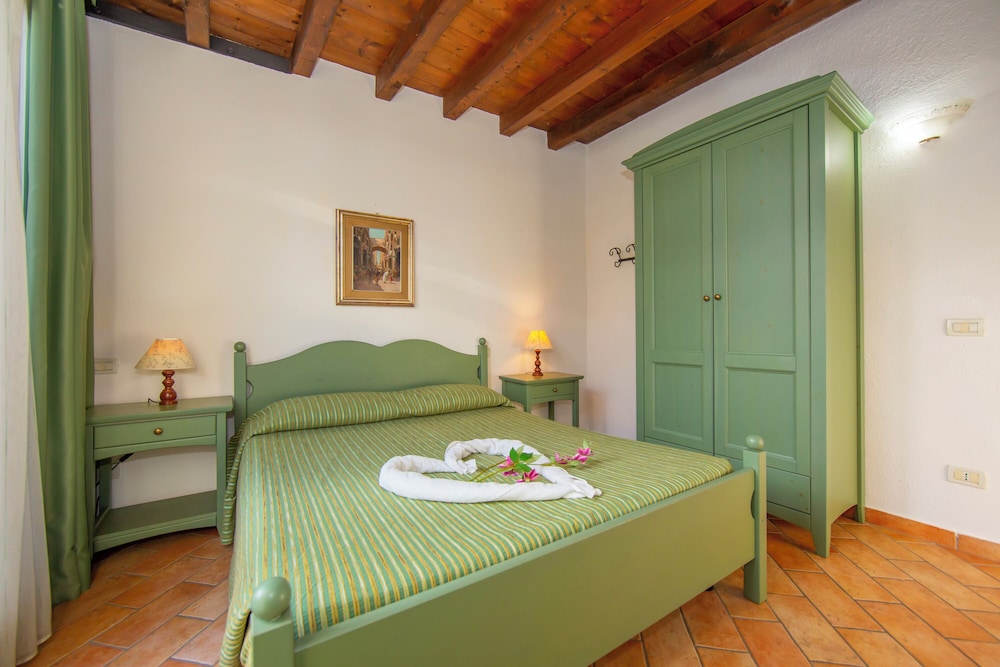 Family Apartment, Multiple Bedrooms, Mountainside (Liano Ginestra -Terrace & parking) photo 1