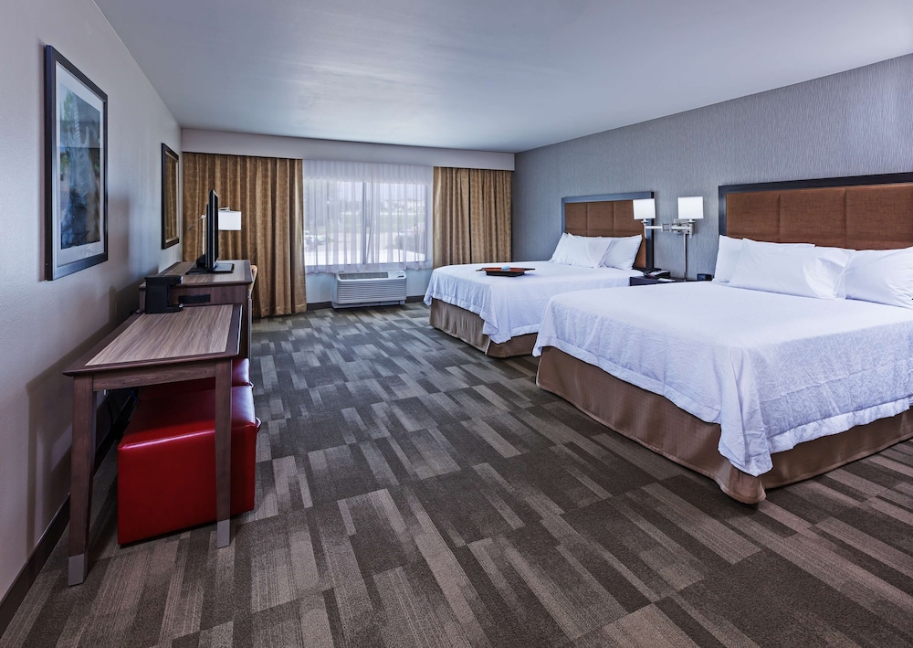 Room, 2 Queen Beds, Accessible, Bathtub photo 2
