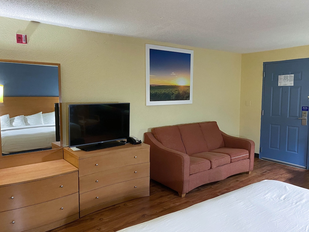Standard Room, 1 King Bed, Non Smoking, Refrigerator & Microwave - Photo 4