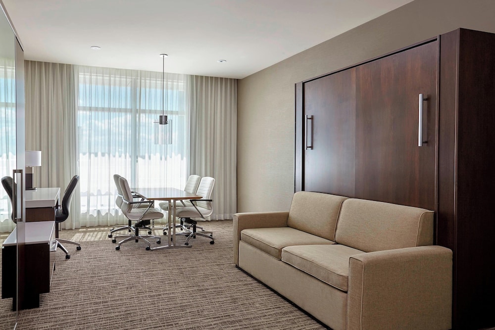 Suite, 1 Queen Bed, City View thumbnail 5