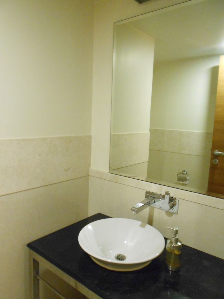 Suite - Photo 3