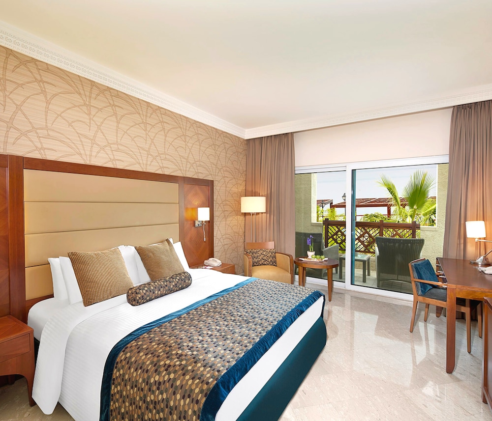 Standard Room, 1 King Bed, Sea View photo 3