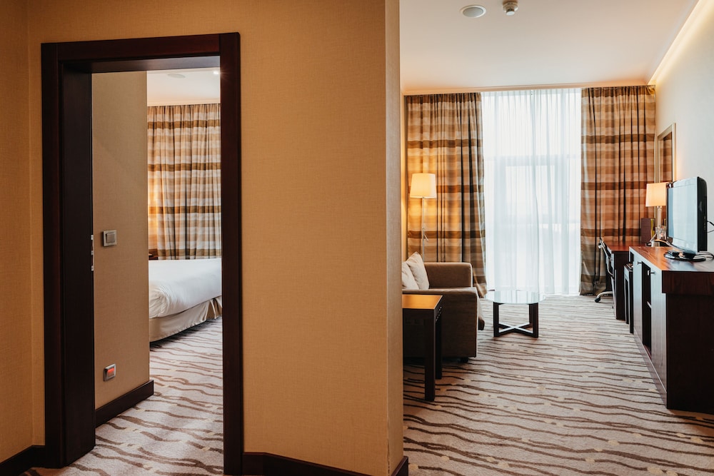 Suite, 1 Bedroom - Photo 2