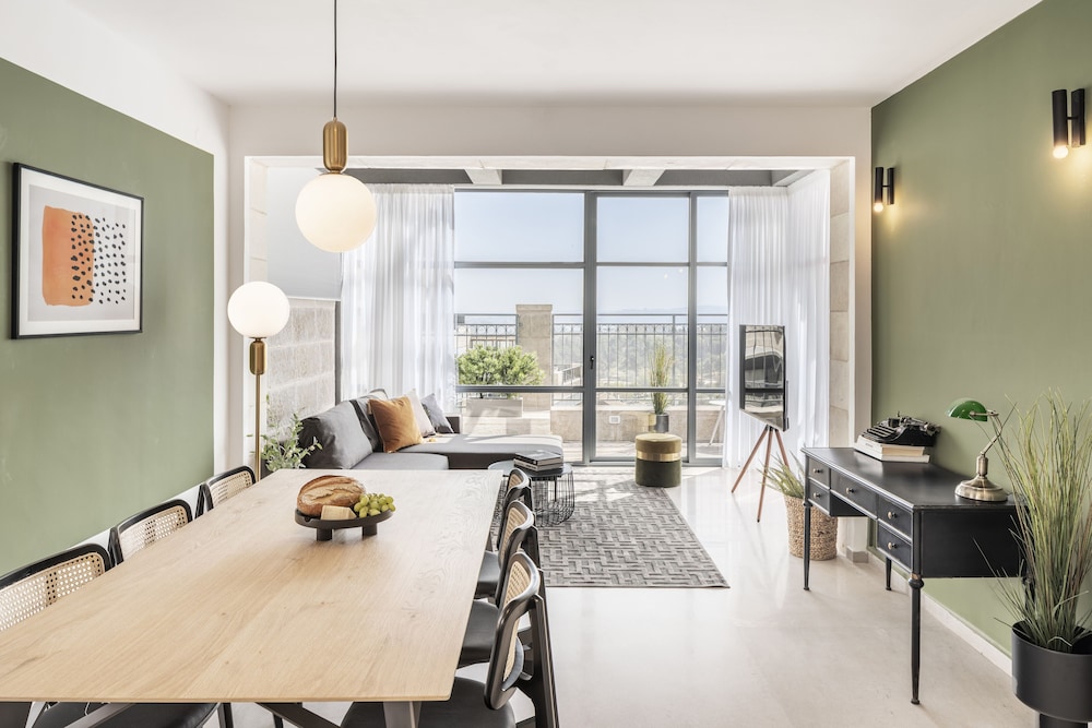 Penthouse, 3 Bedrooms, Balcony photo 1