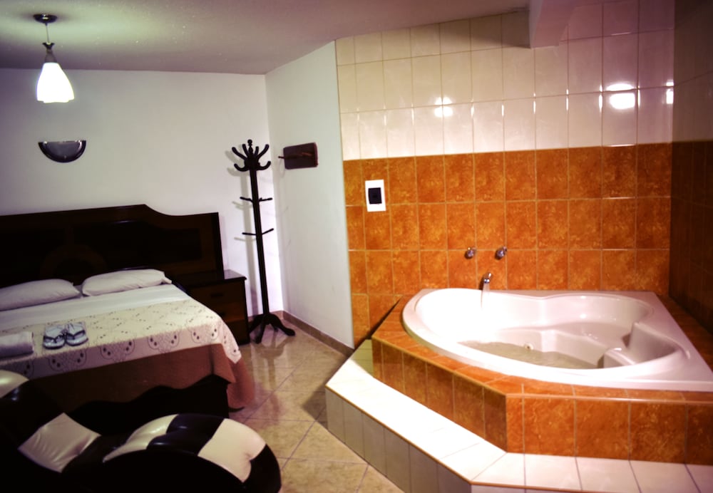 Classic Suite, 1 Double Bed, Private Bathroom (Con Jacuzzi) photo 2
