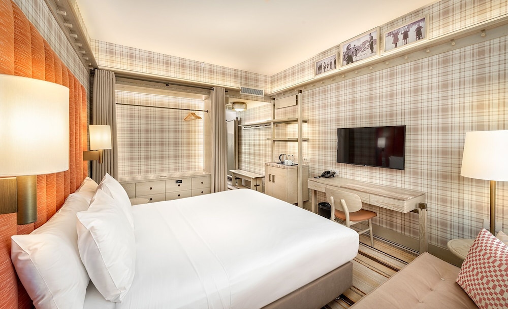 Deluxe Room, 1 Queen Bed photo 2