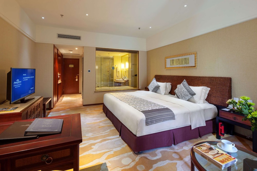 Deluxe King Non-Smoking Room - Photo 1