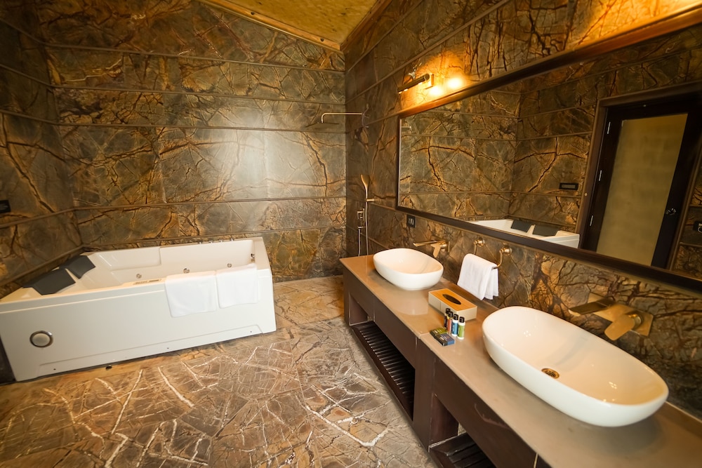 Signature Suite - Photo 3