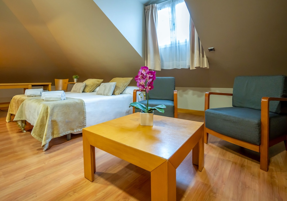 City Quadruple Room - Photo 11