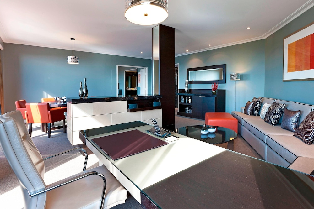 Deluxe Suite, 1 King Bed, Terrace thumbnail 6
