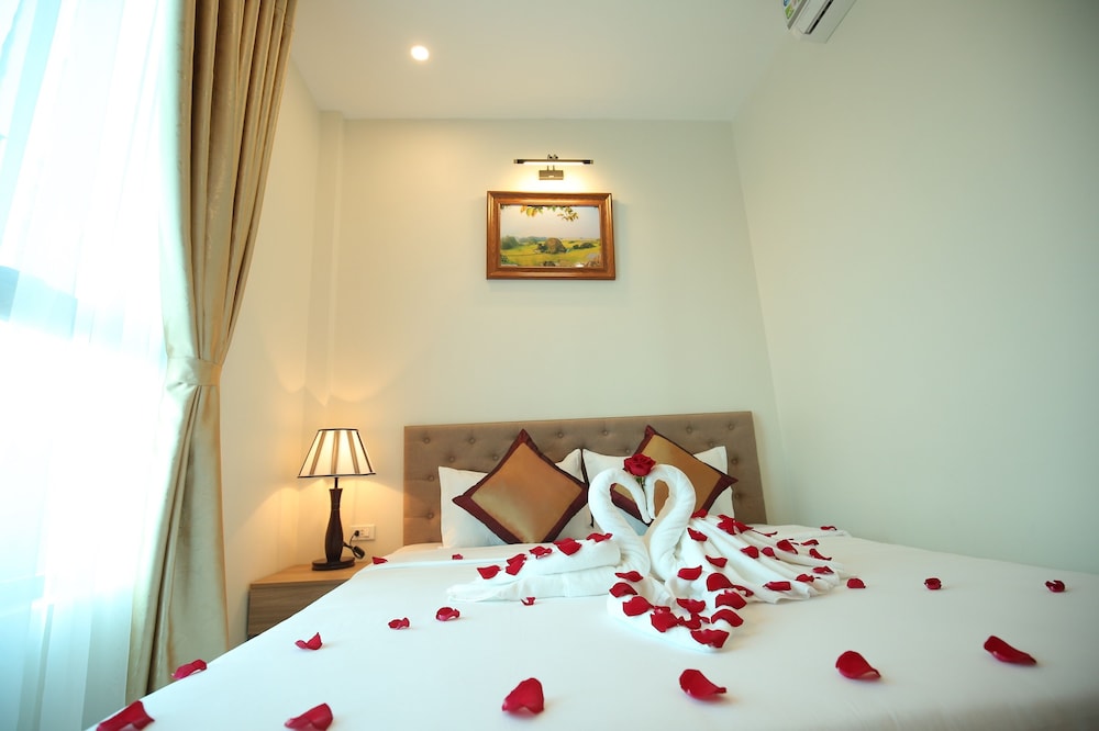 Superior Double Room, 1 King Bed, Pool View photo 2