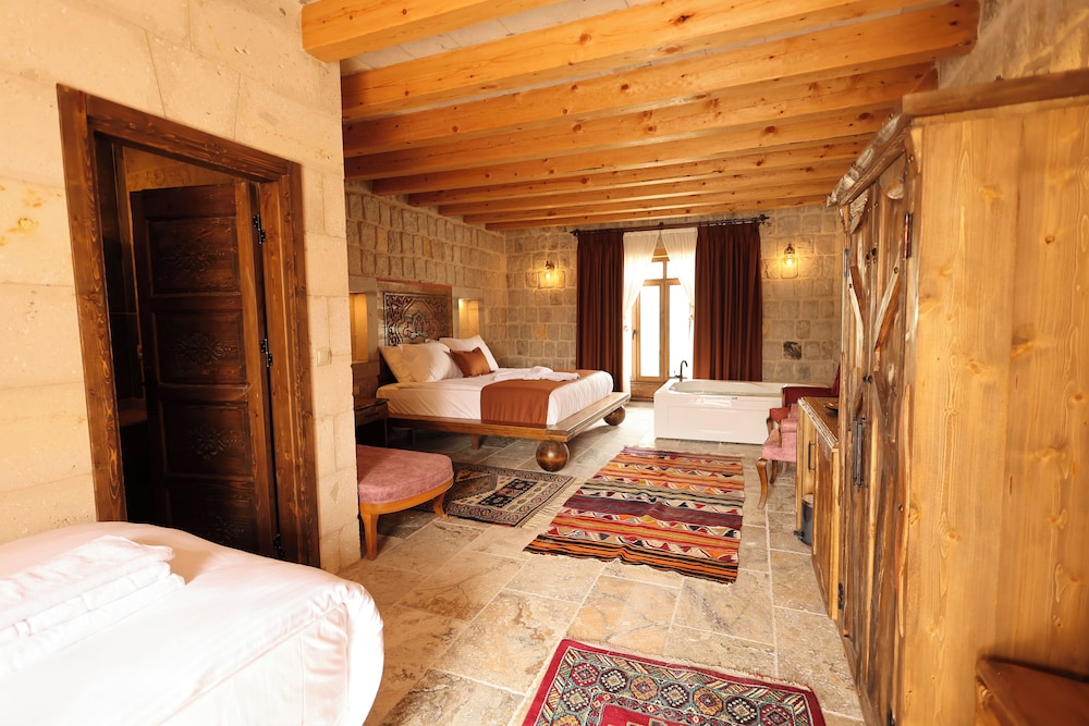 Deluxe Honeymoon Room