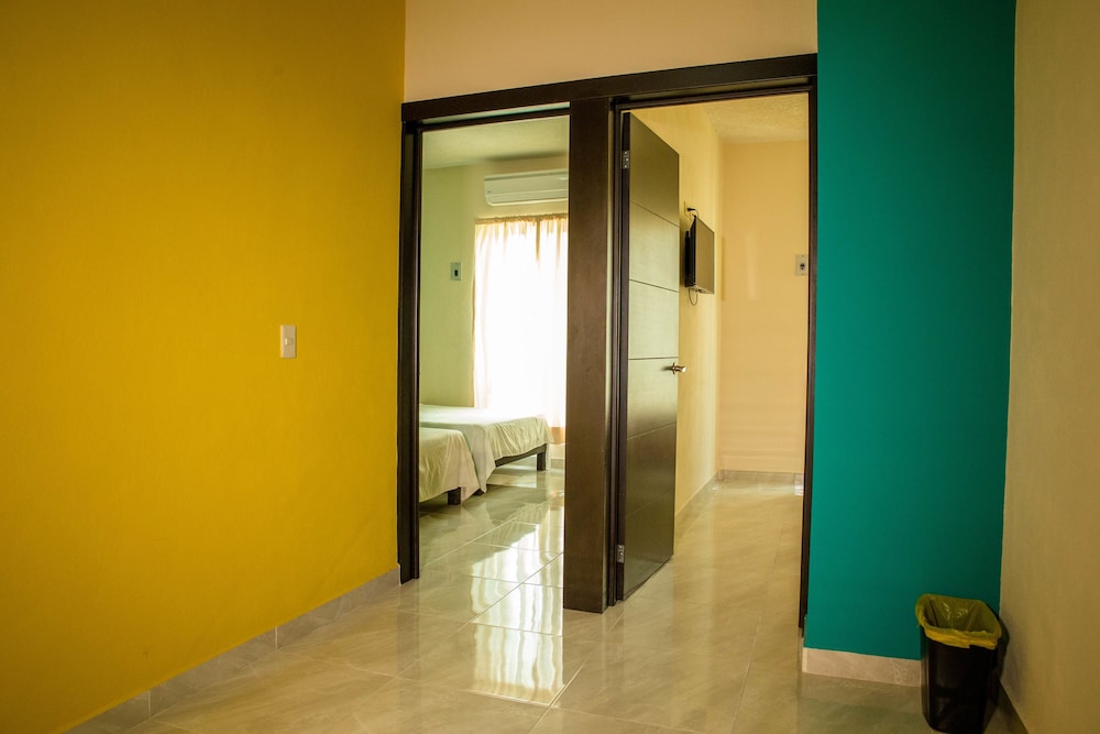 Family Room, 2 Bedrooms, Balcony, City View photo 3