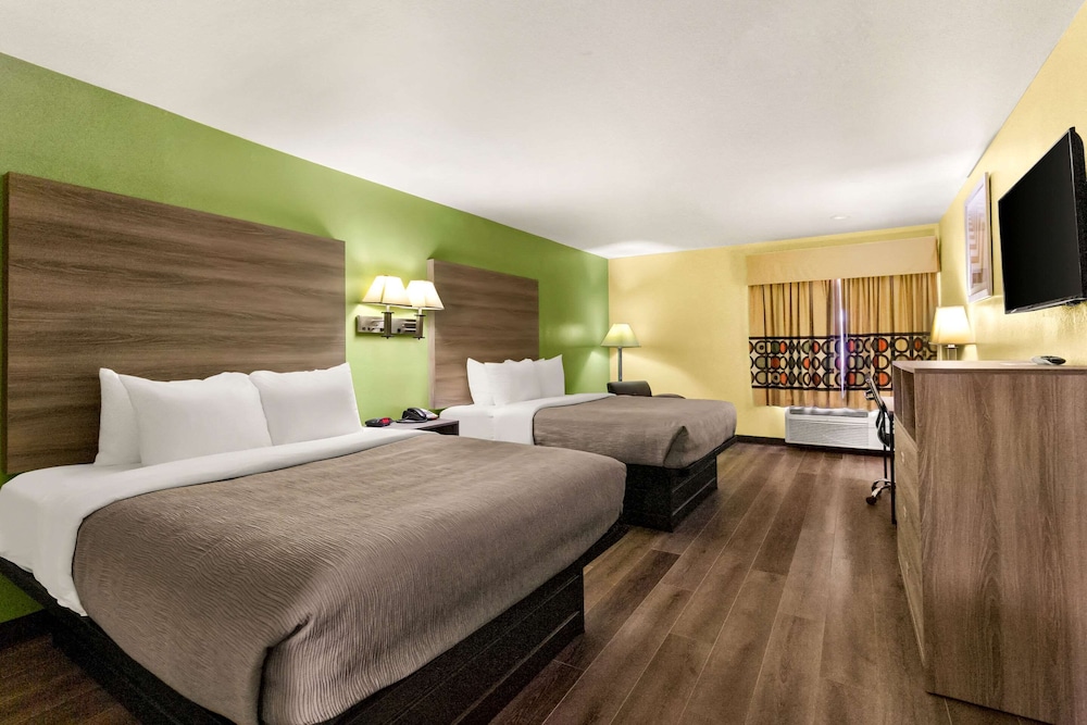 Standard Room, 2 Queen Beds, Non Smoking (Dog-Friendly) photo 1