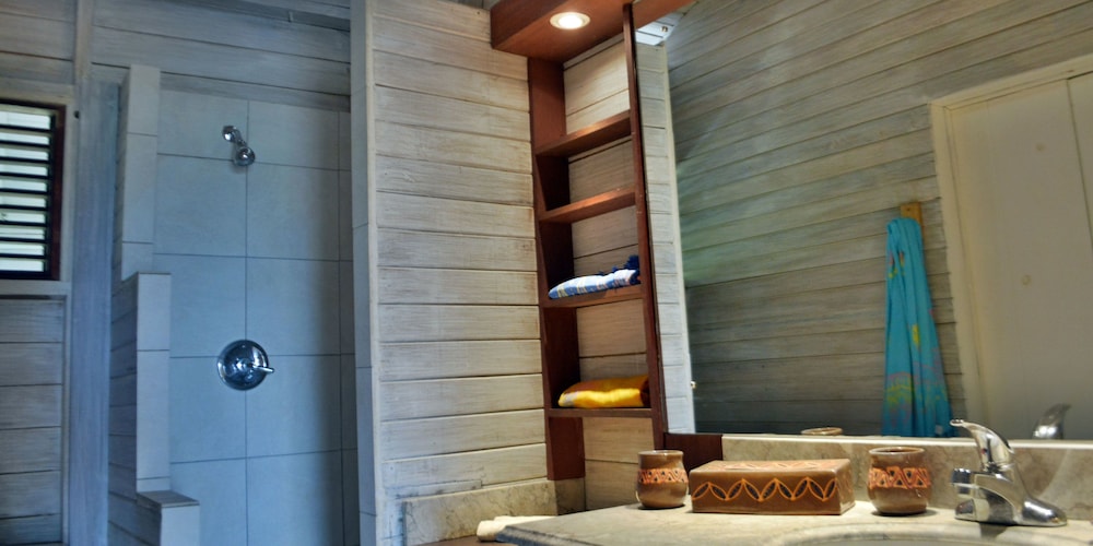 Suite, 1 King Bed, Top Floor (High Rock) photo 3