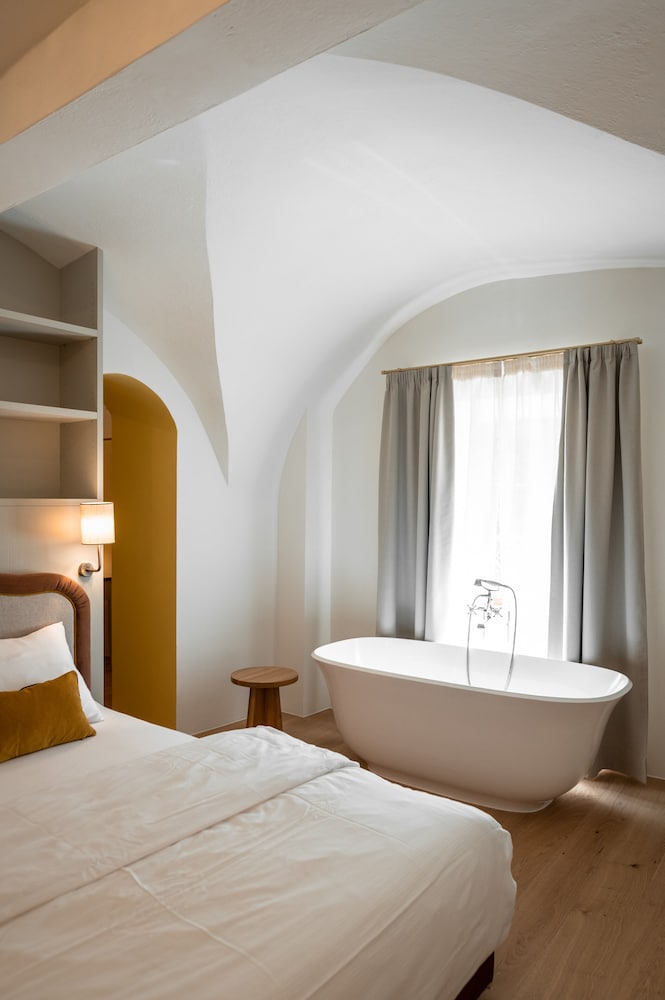 Design Double Room, Bathtub photo 1
