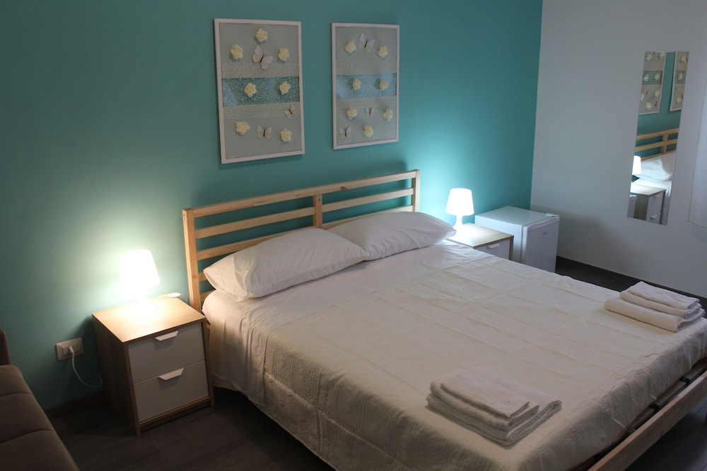 Double Room, 1 Queen Bed, Private Bathroom (External)