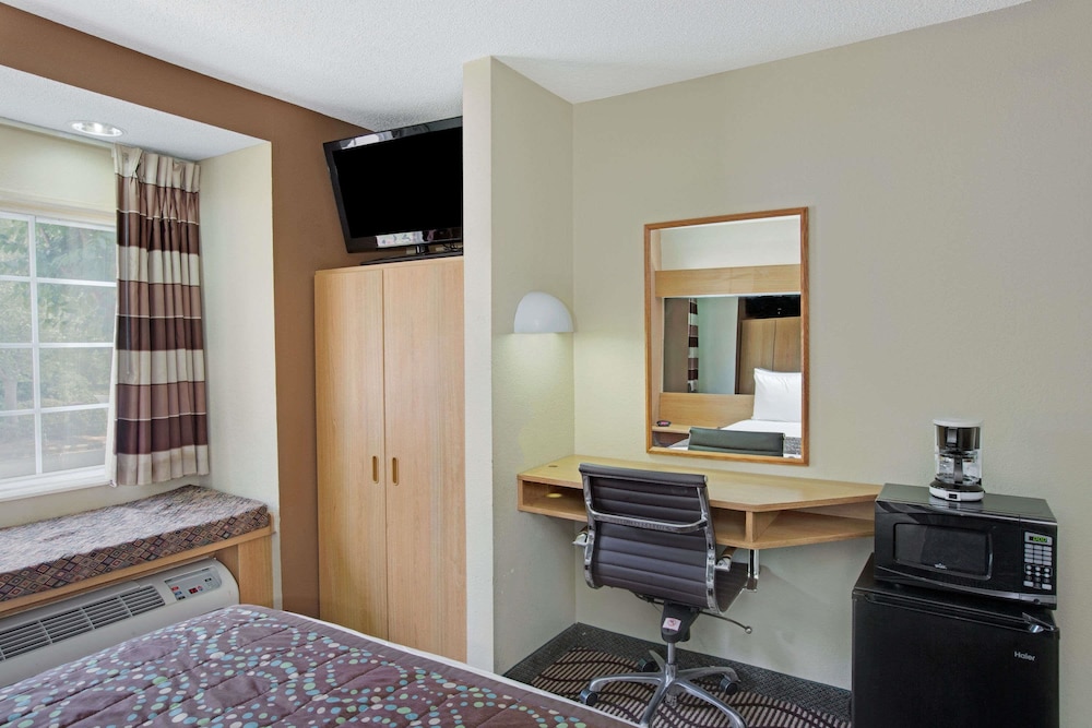 Standard Room, 1 Queen Bed - Photo 2