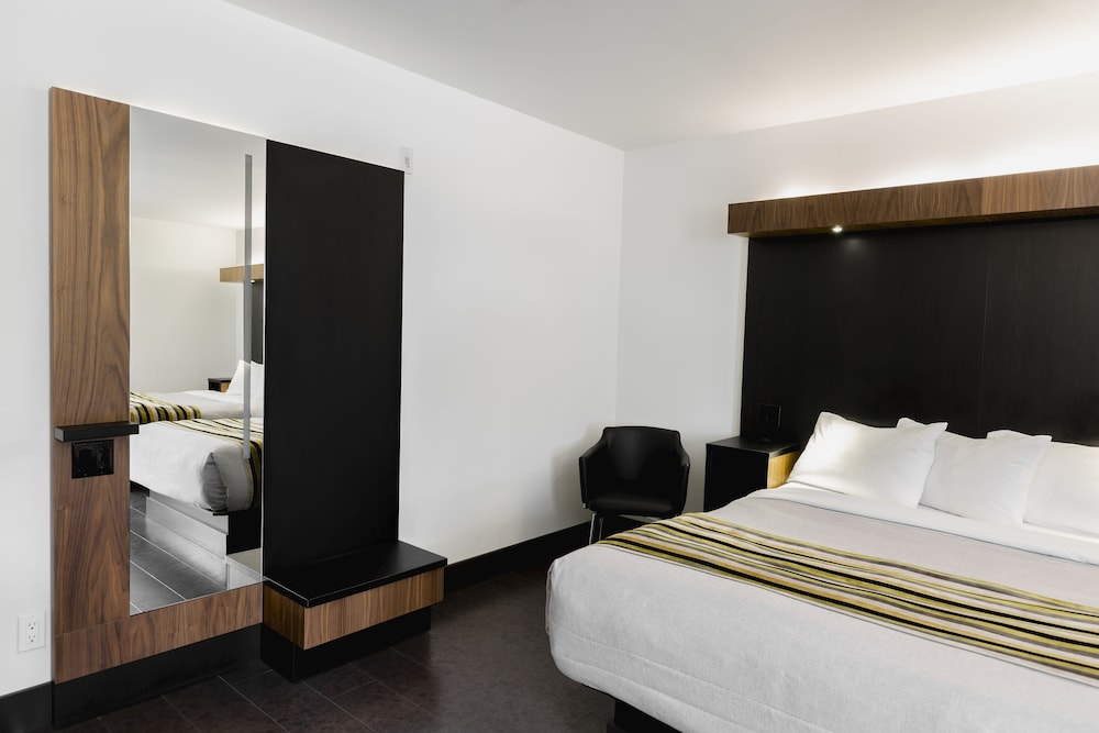 Signature Room, 2 Queen Beds - Photo 6
