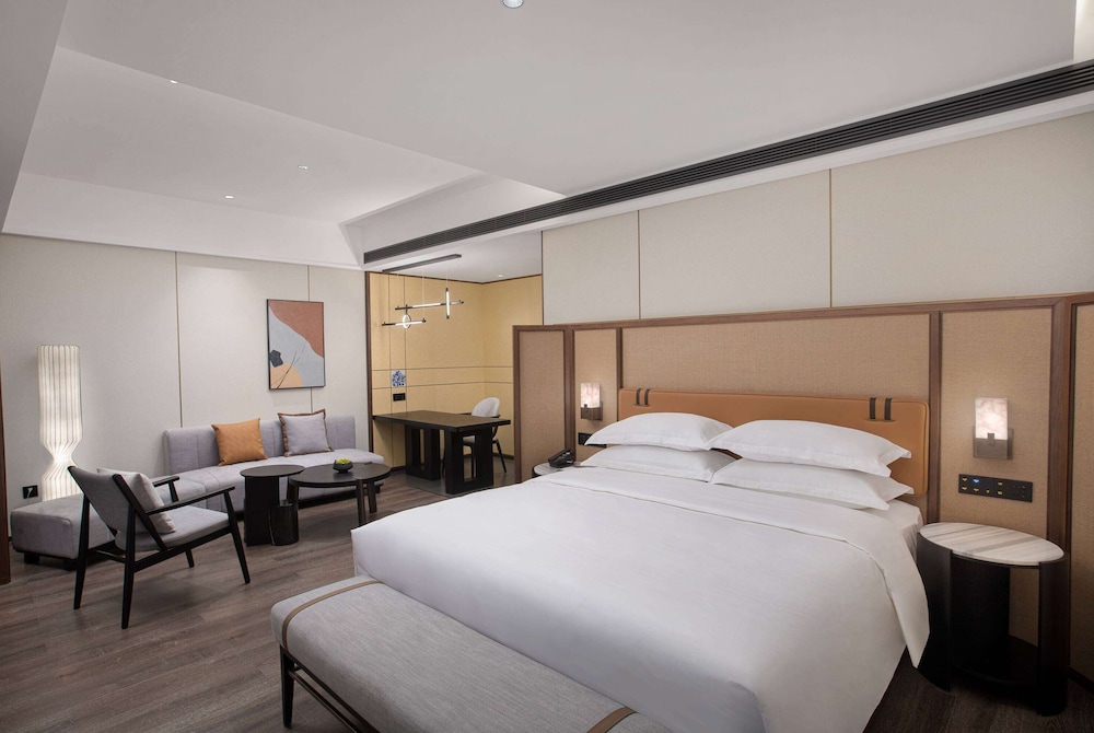 Business Room, 1 King Bed, Non Smoking photo 1