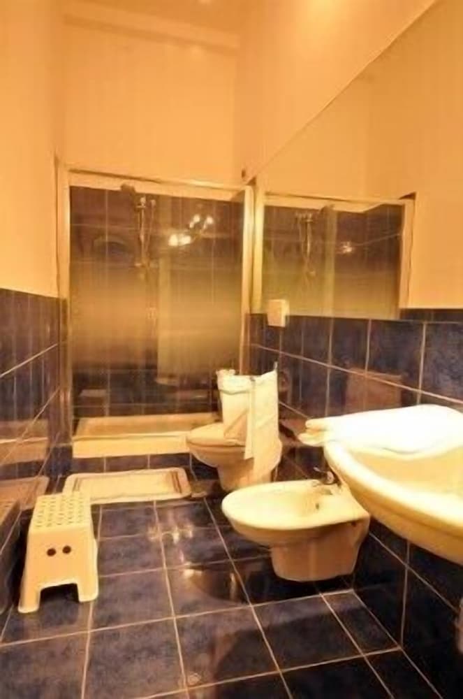 Standard Double Room - Photo 8