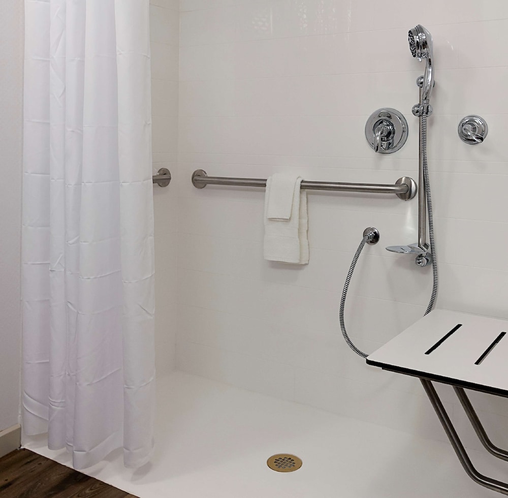 Room, 2 Queen Beds, Accessible (Roll In Shower) photo 3