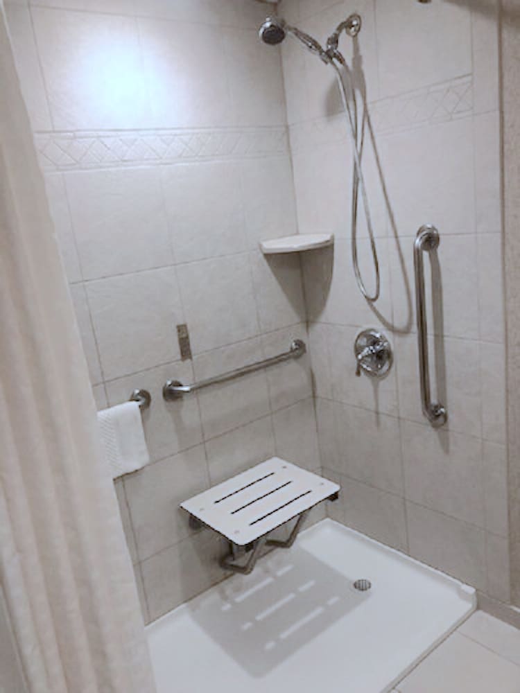 Room, 2 Double Beds, Accessible (Roll-In Shower) - Photo 4