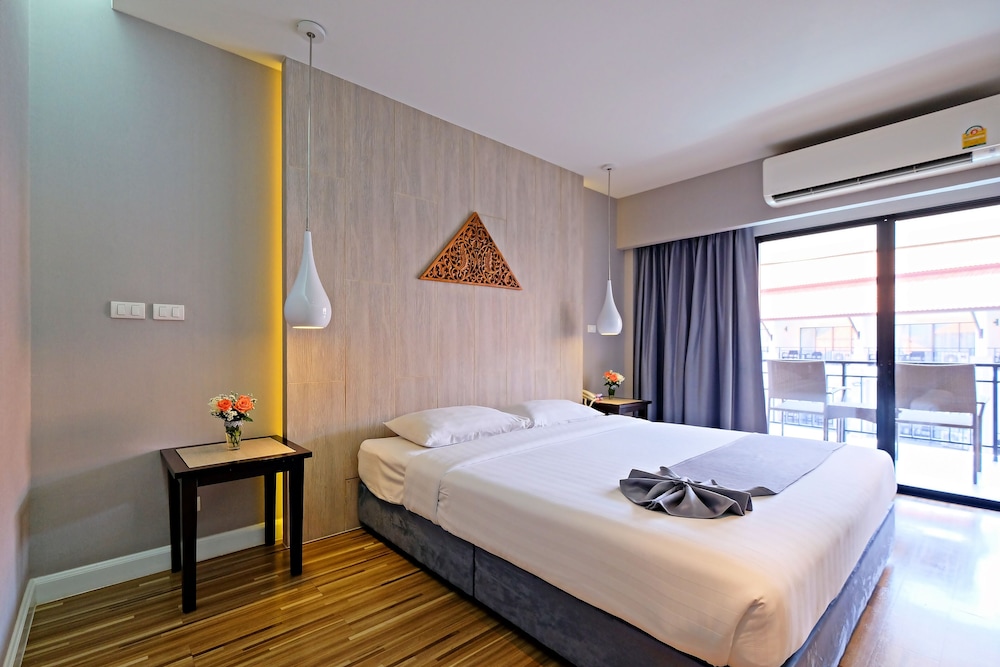 Deluxe Room, 1 King Bed - Photo 7