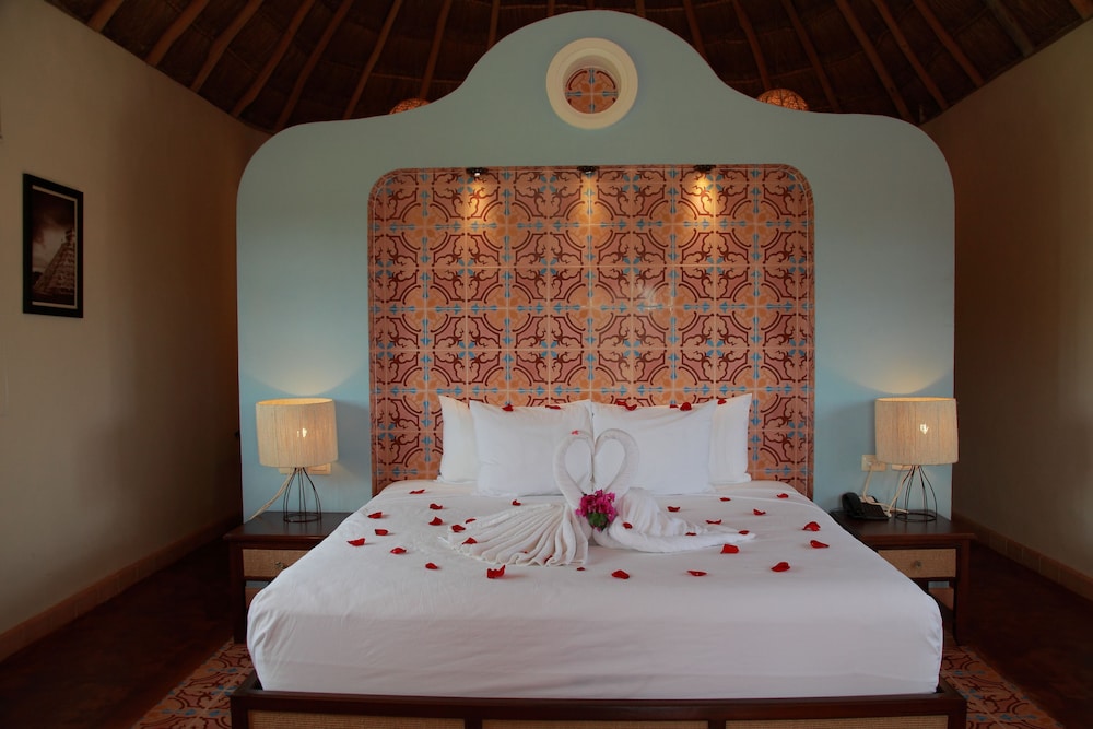 Superior Room, 1 King Bed, Balcony, Courtyard View (Palapa Roof) photo 3