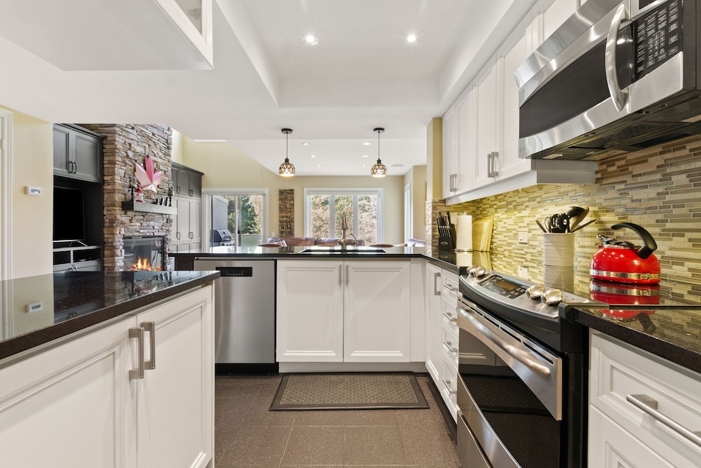 Deluxe Condo, 3 Bedrooms (204 Sierra Lane - No Pets Allowed) photo 2