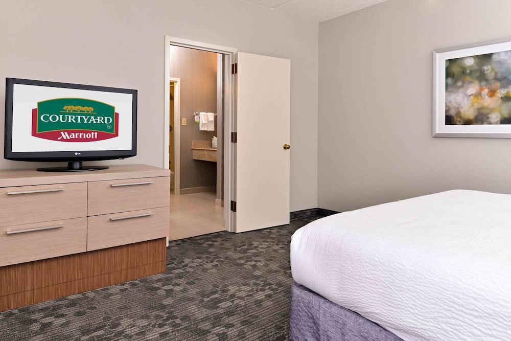 Room, 2 Queen Beds (Mobility Accessible, Tub) photo 3