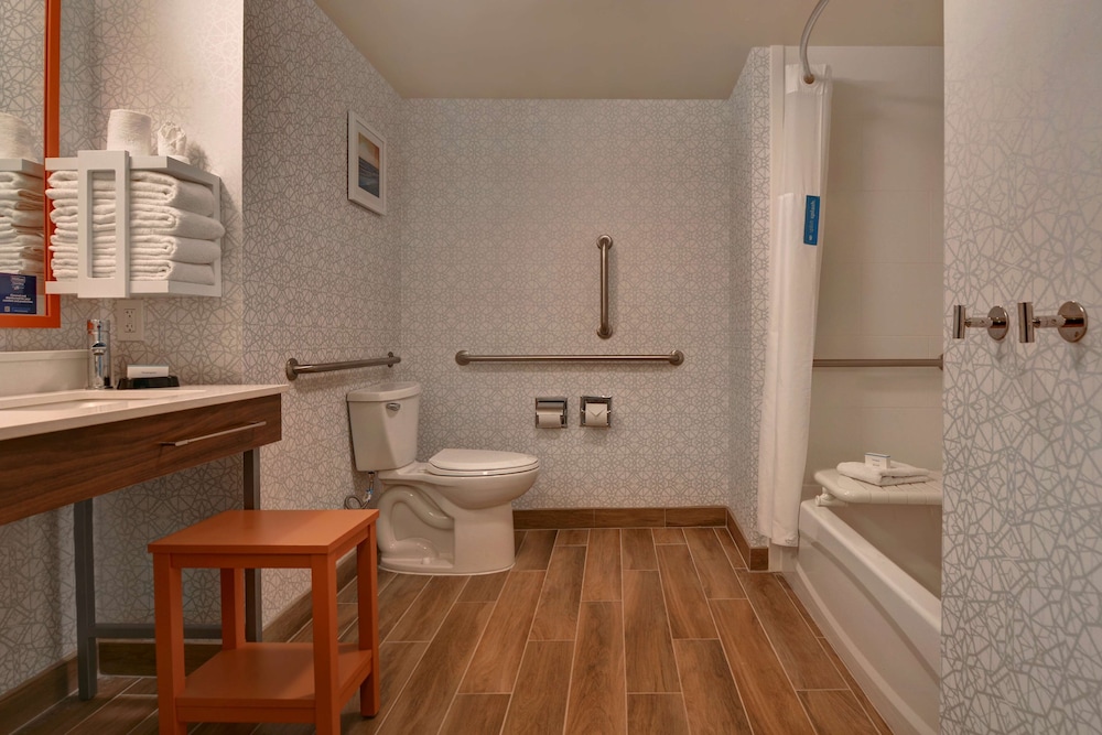 2 Double Beds Mobility Access W/Tub NonSmoking - Photo 5