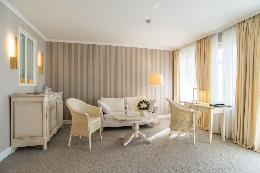 Executive Suite, 1 King Bed, Jetted Tub photo 3