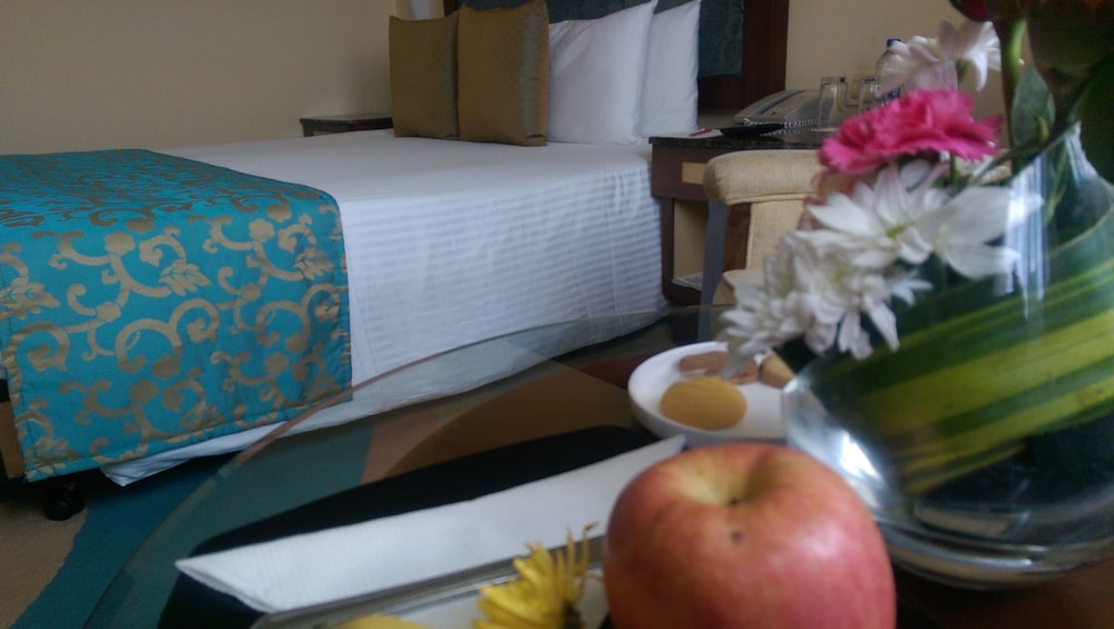 Deluxe Room Pool View Twin Bed - Photo 2