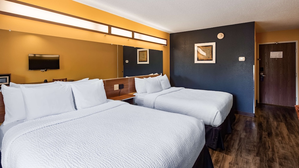 Standard Room, 2 Queen Beds, Non Smoking, Refrigerator & Microwave - Photo 2