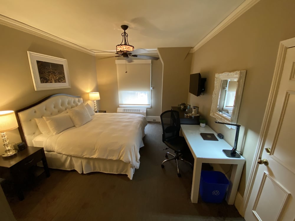 Royal Room, 1 King Bed (Court) - Photo 1