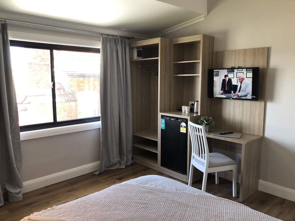 Comfort Room, 1 Queen Bed, Private Bathroom thumbnail 6