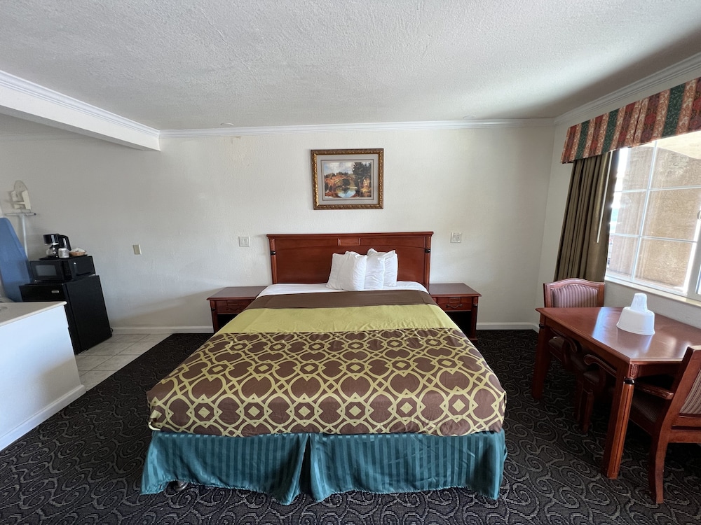 Room, 1 King Bed, Non Smoking - Photo 3