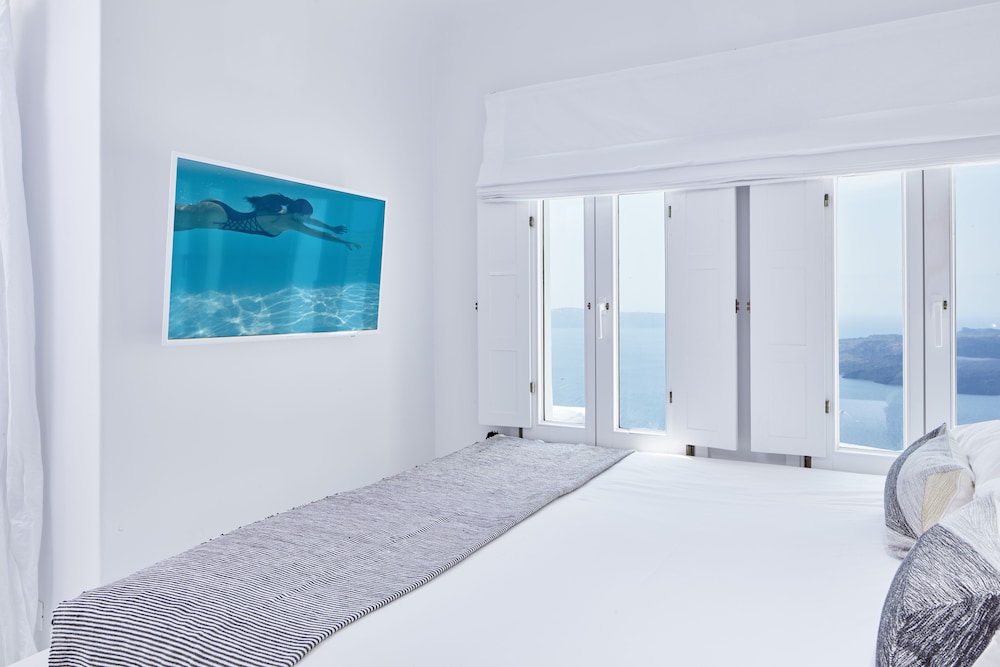 Honeymoon Suite with Outdoor Jetted Tub - Photo 9