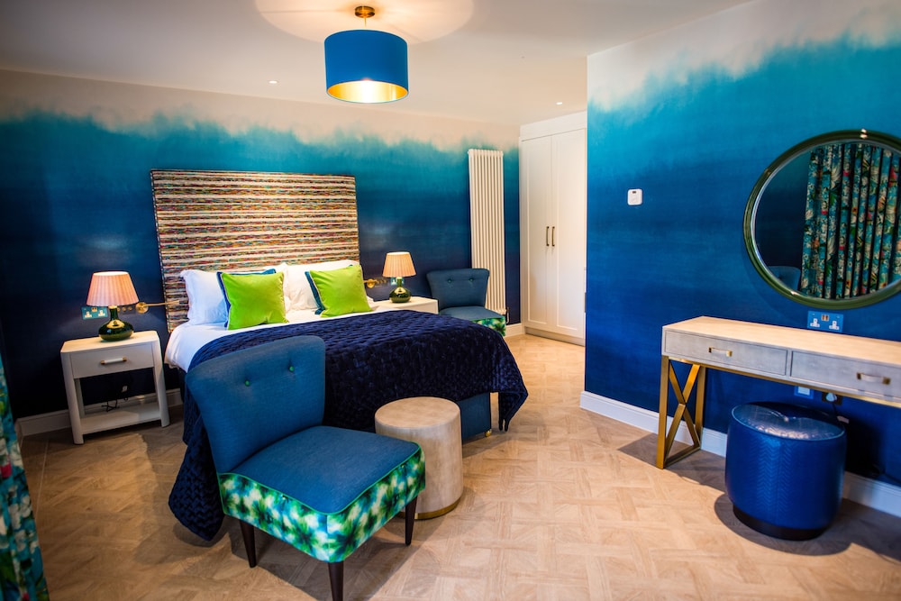 Deluxe Double Room, 1 King Bed, Pool View