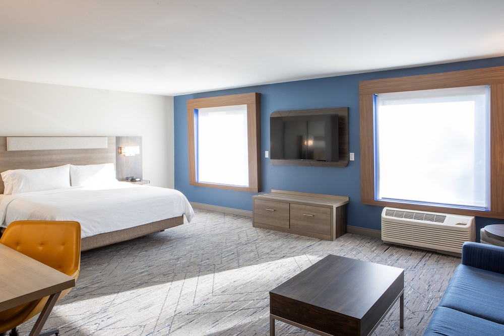 Suite, 1 King Bed, Accessible Bathtub (Mobility, Accessible Tub) photo 1