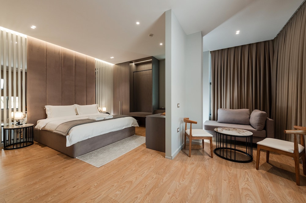 Exclusive Studio Suite, 1 King Bed, Accessible Bathtub