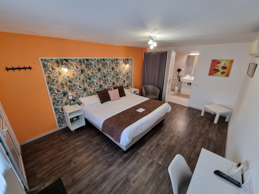 Standard Double Room - Photo 8