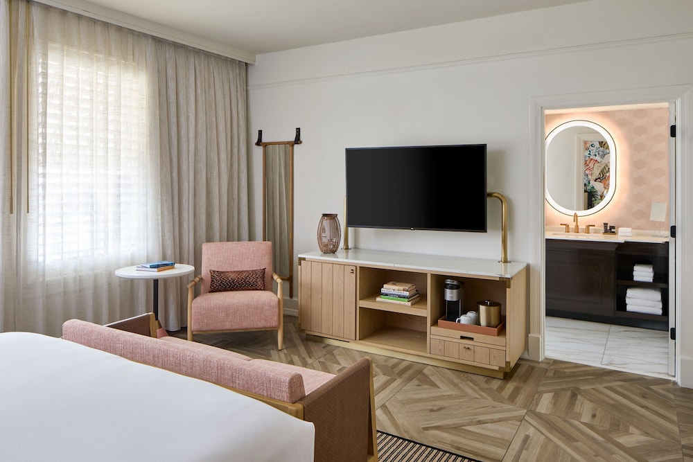 Premium Room, 1 King Bed - Photo 7
