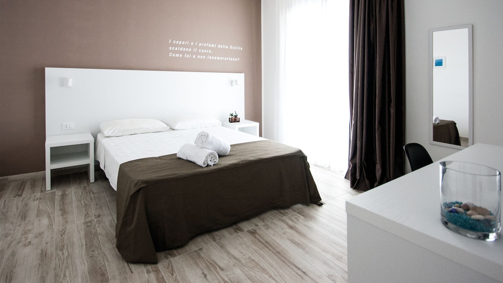 Deluxe Room, Poolside