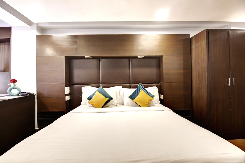 Club Room, 1 King Bed - Photo 8