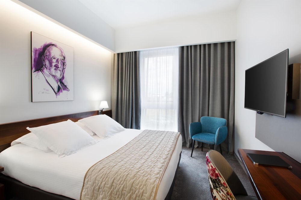 Standard Room, 1 Queen Bed, Non Smoking - Photo 5