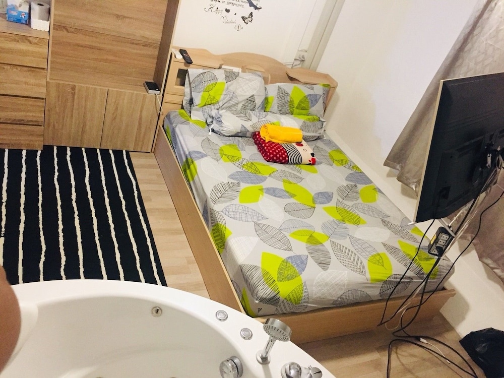 Honeymoon Suite, 1 Queen Bed, Jetted Tub photo 1